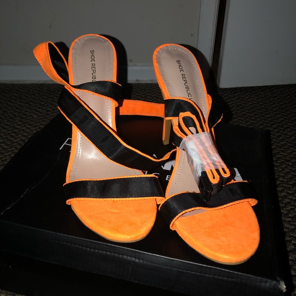 🙌🏽Orange and black high heels🙌🏽